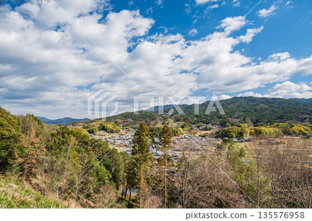 從奈良縣飛鳥村飛鳥歷史公園天石丘陵地區的天石丘陵展望台眺望 135576958