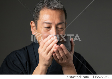 中年男子正在喝茶 中年男子正在喝茶 135577059