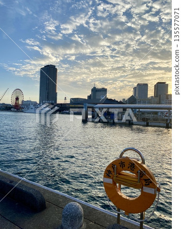 傍晚的救生圈和大海 傍晚的救生圈和大海 135577071