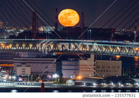 月升時的橫濱灣大橋，神奈川縣 135577631