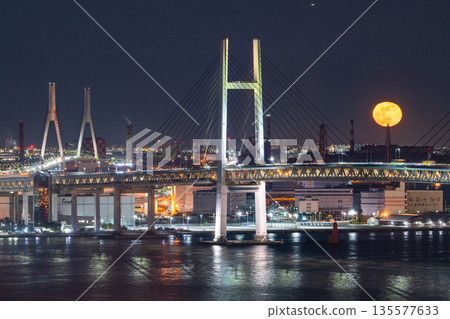 月升時的橫濱灣大橋，神奈川縣 135577633