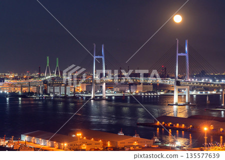 月升時的橫濱灣大橋，神奈川縣 135577639