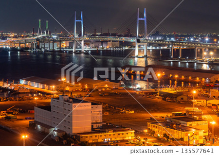 月升時的橫濱灣大橋，神奈川縣 135577641