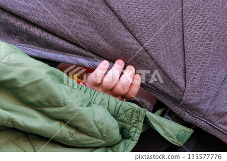 嬰兒車裡露出寶寶的小手（散步/育兒圖） 135577776