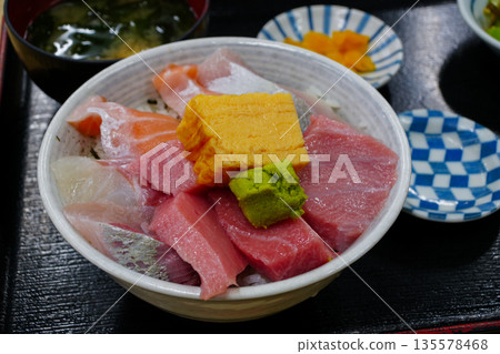 Bowl of rice topped with sashimi  135578468