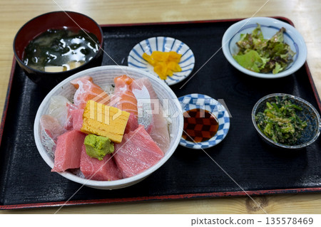 Seafood bowl set meal 135578469