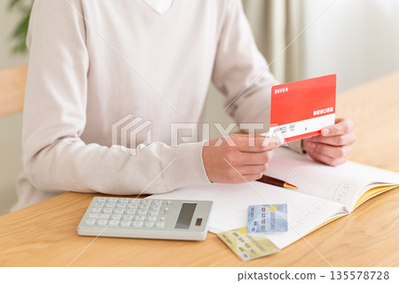 一位中年婦女保存家庭帳本 135578728