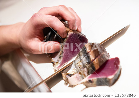 Cutting the bonito tataki sashimi 135578840