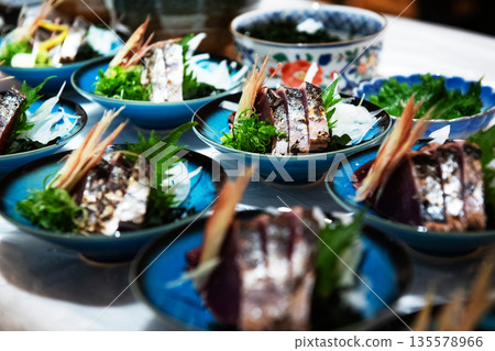 Arrange the seared straw-grilled bonito on the plate. Arrange the seared straw-grilled bonito on the plate. 135578966