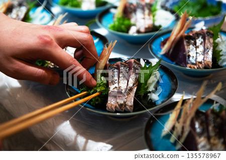 Arrange the seared straw-grilled bonito on the plate. Arrange the seared straw-grilled bonito on the plate. 135578967