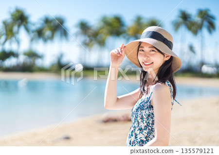 一位年輕女子正在熱帶國家度假。 135579121