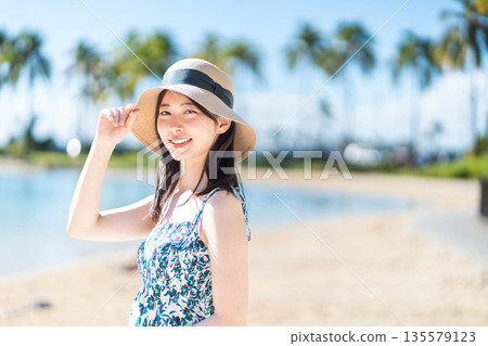 一位年輕女子正在熱帶國家度假。 135579123