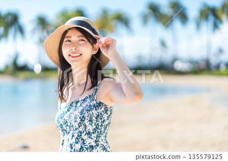 一位年輕女子正在熱帶國家度假。 135579125
