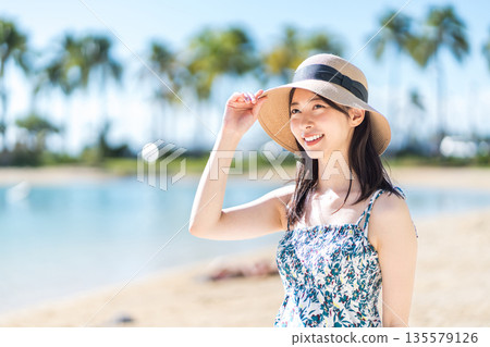 一位年輕女子正在熱帶國家度假。 135579126