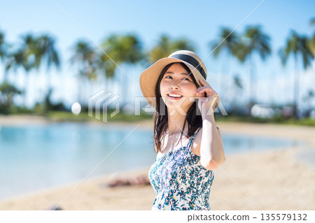 一位年輕女子正在熱帶國家度假。 135579132