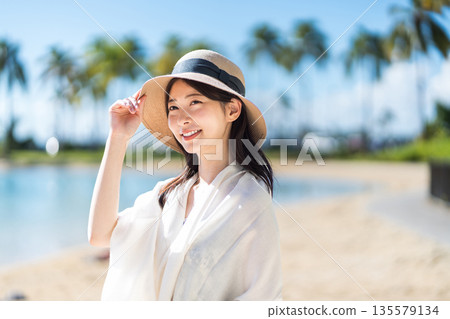 一位年輕女子正在熱帶國家度假。 135579134