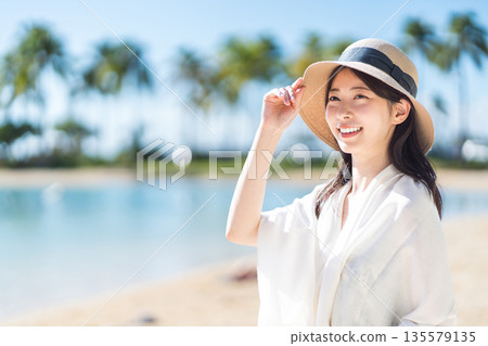 一位年輕女子正在熱帶國家度假。 135579135