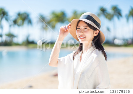 一位年輕女子正在熱帶國家度假。 135579136
