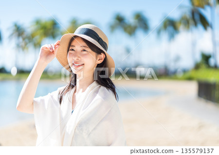 一位年輕女子正在熱帶國家度假。 135579137
