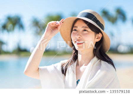 一位年輕女子正在熱帶國家度假。 135579138