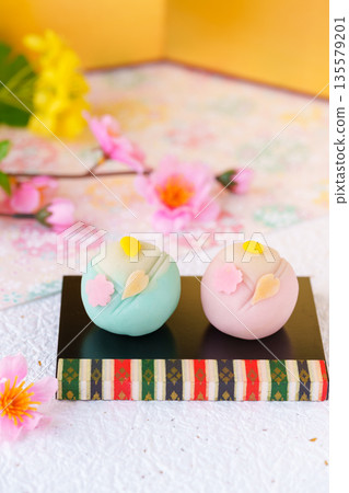 日本時令甜點「人偶節」天皇與皇后 日本時令甜點「人偶節」天皇與皇后 135579201