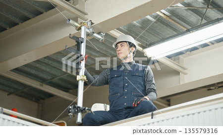 A craftsman installing a single-pipe A craftsman installing a single-pipe 135579316