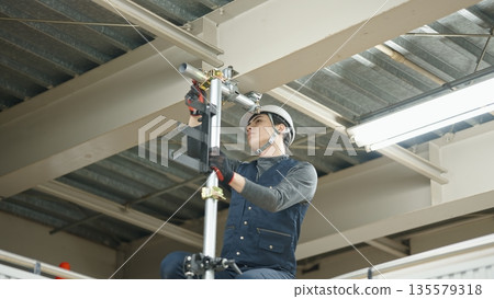 A craftsman installing a single-pipe 135579318