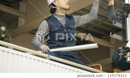 一名工匠正在安裝單根管道 135579321