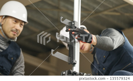 A craftsman installing a single-pipe 135579324