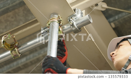 一名工匠正在安裝單根管道 135579333