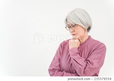 白髮、銀髮老年女性（老年憂鬱症、憂鬱、驚嚇） 135579559