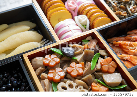 新年菜餚、日本料理、慶祝餐點 135579732