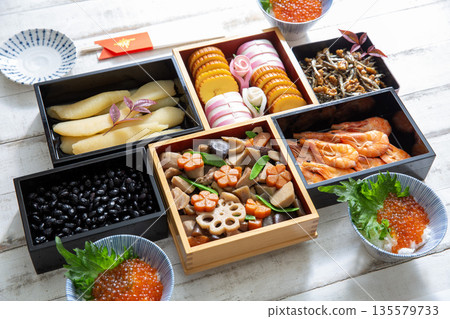 新年菜餚、日本料理、慶祝餐點 135579733