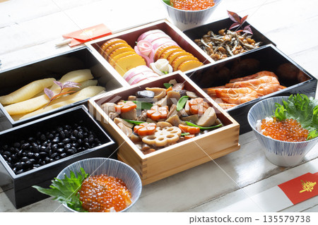 新年菜餚、日本料理、慶祝餐點 新年菜餚、日本料理、慶祝餐點 135579738