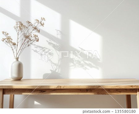 簡約的木桌擺放在室內，自然光線傾瀉而入。 135580180
