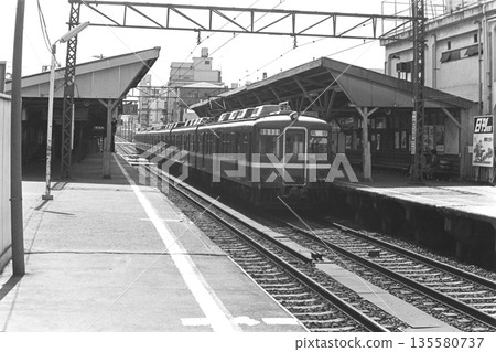 京急立合川站（地面時代），列車包括原1000系1160次列車及其他特快列車，1982年3月22日 135580737