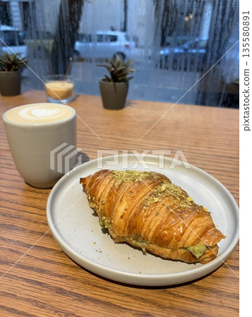羊角麵包看起來很美味 羊角麵包看起來很美味 135580891