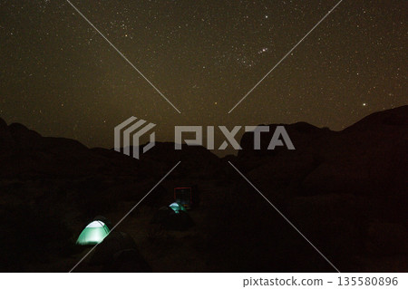 starry sky over spitzkoppe 135580896