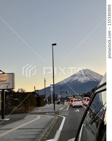從河口湖附近的公路看到的傍晚景色 135580908