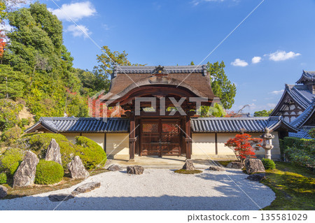 光明寺信樂庭園及皇門秋葉季 135581029