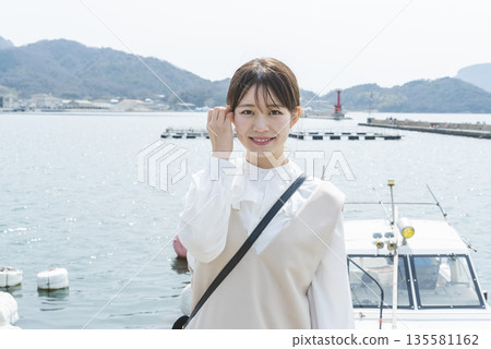 Woman looking at the sea 135581162