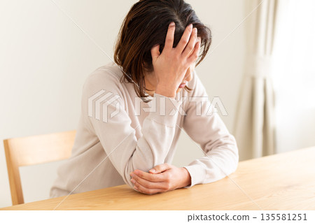 中年婦女在房間裡感到沮喪 135581251