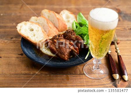 Beer-braised spare ribs 135581477