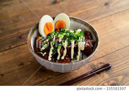 Chopped fried chicken rice bowl 135581507