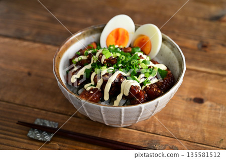Chopped fried chicken rice bowl 135581512