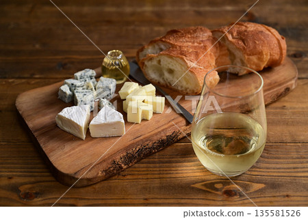 起司拼盤和法國麵包 135581526