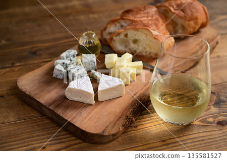 起司拼盤和法國麵包 起司拼盤和法國麵包 135581527