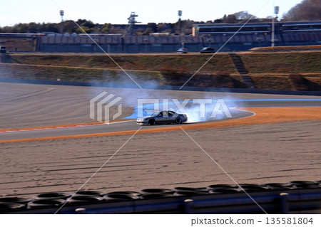 漂移的銀色轎車 135581804