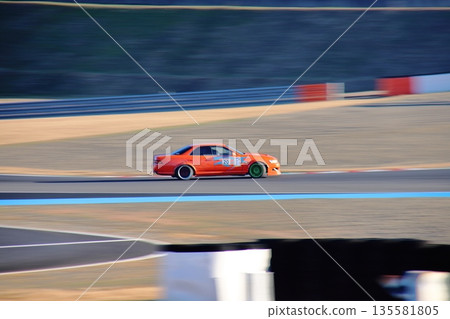 漂移的橙色轎車 漂移的橙色轎車 135581805