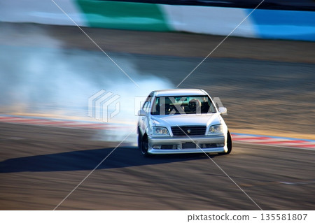 漂移的白色轎車 135581807